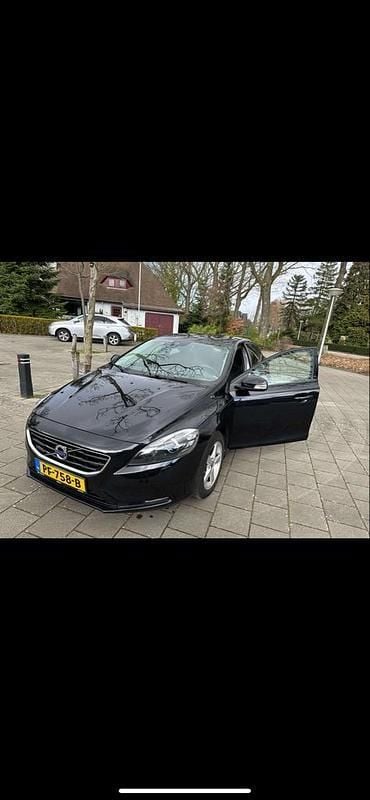 Zwart Gebruikt 2013 Volvo V40 Kinetic Stationwagen | € 4.995 (Goede deal) - Afbeelding 1/4