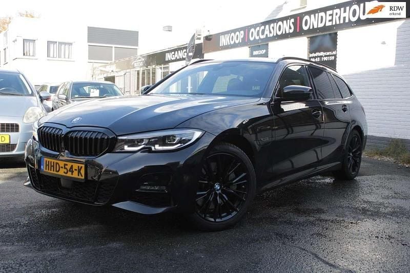 Zwart Gebruikt 2022 BMW 330e M Sport Stationwagen | € 31.950 (Super prijs) - Afbeelding 1/4