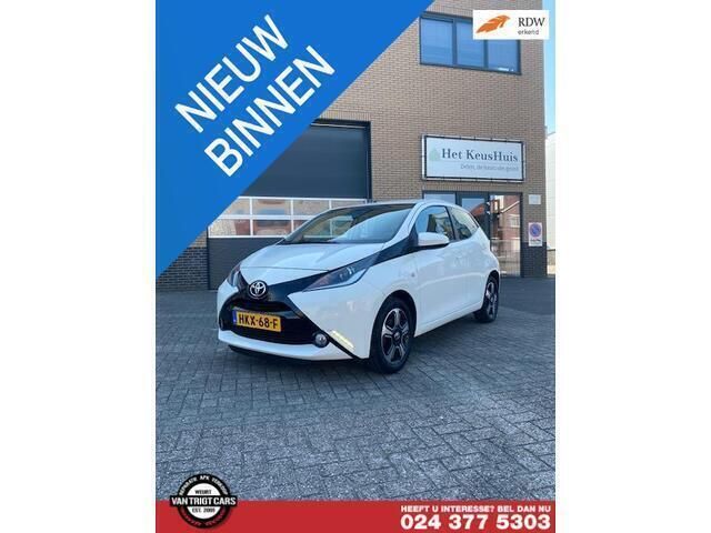 Wit Gebruikt 2015 Toyota Aygo X-play Hatchback | € 8.250 (Eerlijke prijs) - Afbeelding 1/4