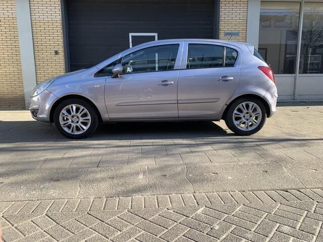 Paars Gebruikt 2007 Opel Corsa Enjoy Hatchback | € 1.950 (Iets duurder) - Afbeelding 1/4
