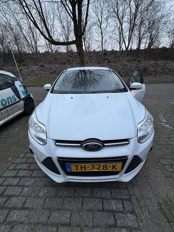 Wit Occasion 2012 Ford Focus Stationwagen | € 2.500 (Goede deal) - Afbeelding 1/4
