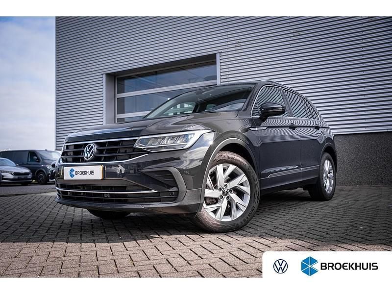 Grijs Gebruikt 2022 VW Tiguan Life SUV | € 31.895 (Super prijs) - Afbeelding 1/4