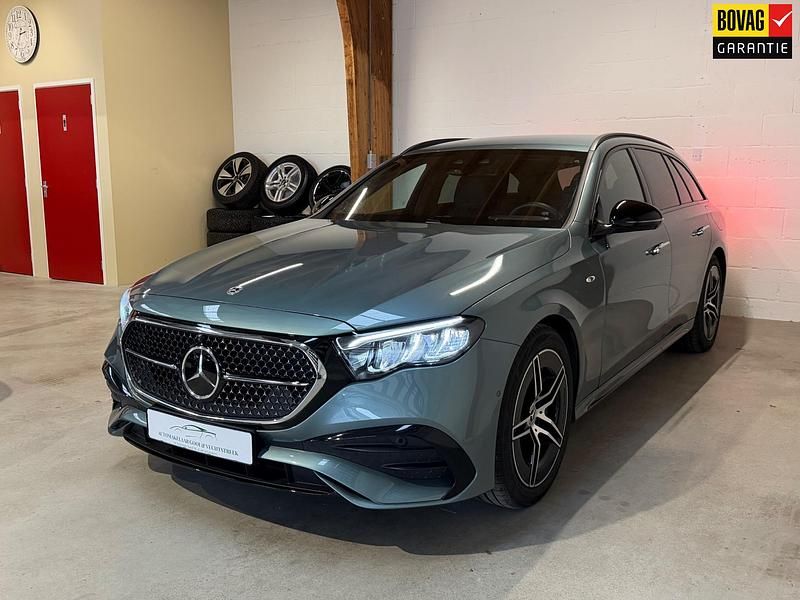 Groen Occasion 2025 Mercedes E300 AMG line Stationwagen | € 62.995 (Eerlijke prijs) - Afbeelding 1/4