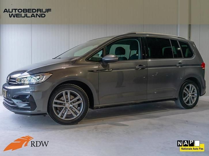 Grijs Occasion 2017 VW Touran Highline MPV | € 20.900 (Eerlijke prijs) - Afbeelding 1/4