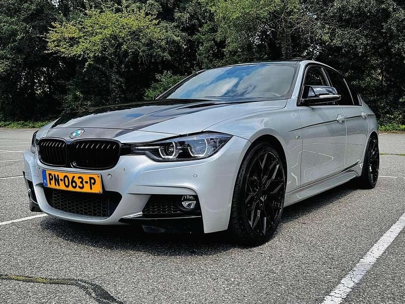 Zilver Gebruikt 2017 BMW 318 M Sport Sedan | € 14.950 - Afbeelding 1/4