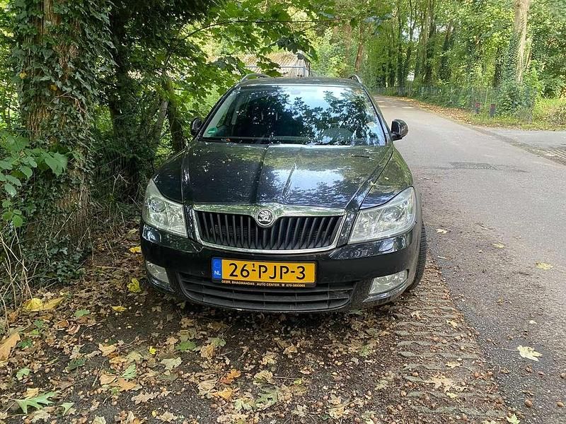 Zwart Gebruikt 2011 Skoda Octavia Elegance Stationwagen | € 2.000 (Super prijs) - Afbeelding 1/4