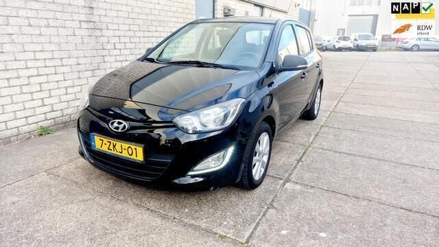 Zwart Occasion 2015 Hyundai i20 Hatchback | € 6.750 (Eerlijke prijs) - Afbeelding 1/4