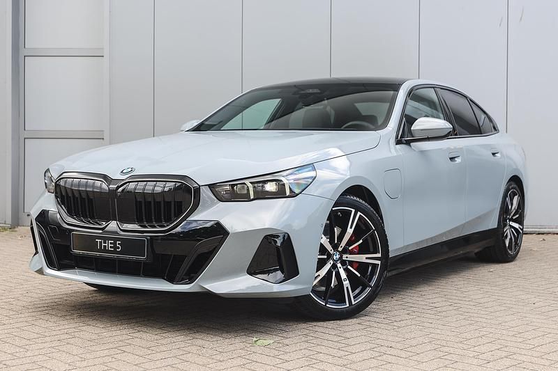 Grijs Nieuw 2025 BMW 530e Comfort Edition Sedan | € 86.921 (Eerlijke prijs) - Afbeelding 1/4