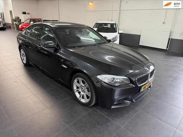 Grijs Gebruikt 2012 BMW 520 Executive Sedan | € 15.750 (Eerlijke prijs) - Afbeelding 1/4