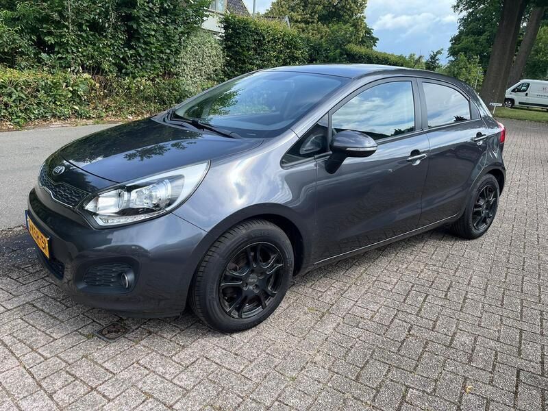 Grijs Gebruikt 2013 Kia Rio Plus Hatchback | € 6.950 (Eerlijke prijs) - Afbeelding 1/4