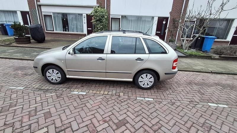 Beige Occasion 2006 Skoda Fabia Stationwagen | € 1.500 (Eerlijke prijs) - Afbeelding 1/4