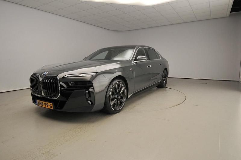 Grijs (metallic) Occasion 2025 BMW 750e M Sport Sedan | € 119.900 - Afbeelding 1/4