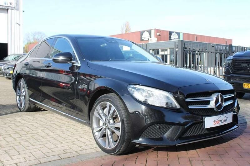 Zwart (metallic) Occasion 2021 Mercedes C300e Sedan | € 22.950 (Super prijs) - Afbeelding 1/3