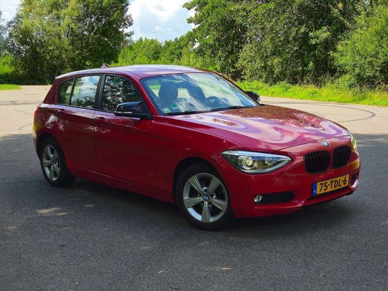 Rood Gebruikt 2012 BMW 118 Hatchback | € 7.000 (Eerlijke prijs) - Afbeelding 1/4