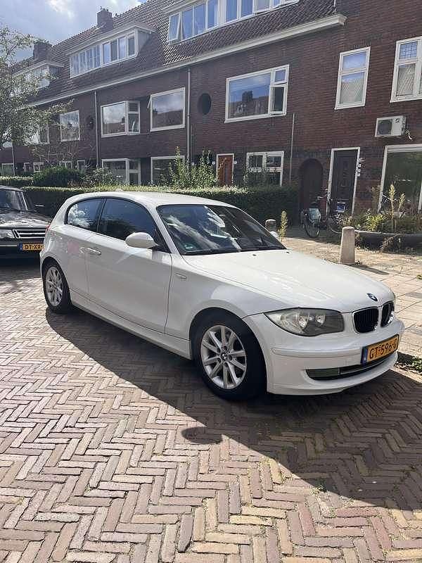 Wit Gebruikt 2007 BMW 118 Hatchback | € 3.500 (Eerlijke prijs) - Afbeelding 1/4