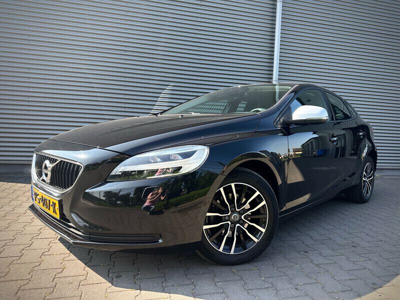Zwart Gebruikt 2017 Volvo V40 Stationwagen | € 12.650 - Afbeelding 1/4