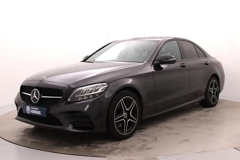 Zwart (metallic) Occasion 2021 Mercedes C300e AMG Sedan | € 30.845 (Goede deal) - Afbeelding 1/4