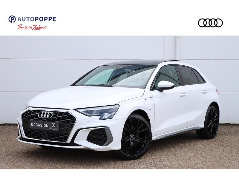 Wit Gebruikt 2021 Audi A3 Sportback Hatchback | € 29.950 (Duur) - Afbeelding 1/4