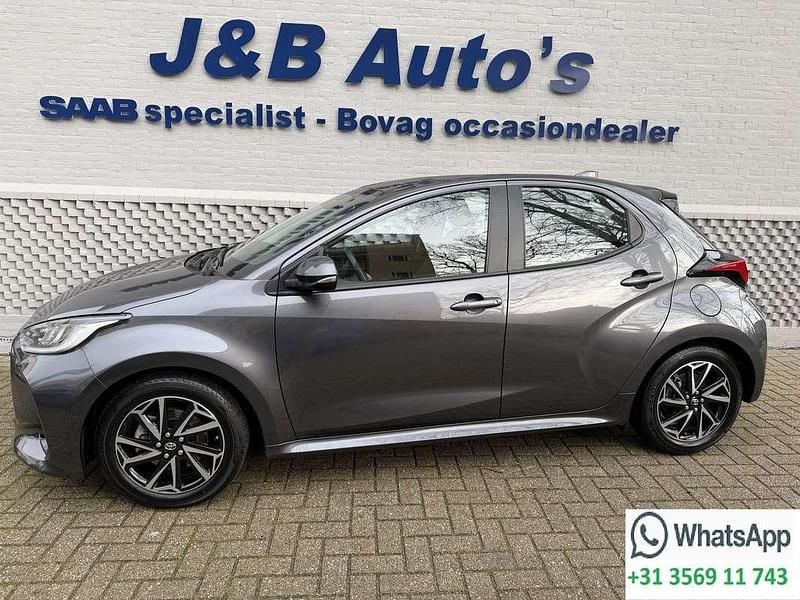 Grijs Occasion 2023 Toyota Yaris Hybrid Hatchback | € 19.950 (Eerlijke prijs) - Afbeelding 1/4
