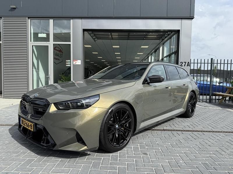 Groen Gebruikt 2025 BMW M5 Stationwagen | € 164.945 - Afbeelding 1/4