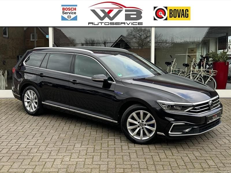 Zwart, metallic lak Gebruikt 2021 VW Passat GTE Stationwagen | € 22.999 (Eerlijke prijs) - Afbeelding 1/4