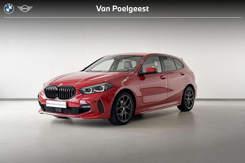 Melbourne rot metallic (rood metallic) Gebruikt 2021 BMW 118 Executive Hatchback | € 23.900 (Eerlijke prijs) - Afbeelding 1/4