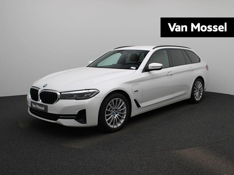 Wit Gebruikt 2022 BMW 520 Executive Stationwagen | € 35.745 (Goede deal) - Afbeelding 1/3