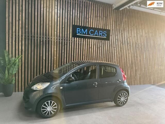 Grijs Gebruikt 2007 Peugeot 107 Hatchback | € 1.699 (Eerlijke prijs) - Afbeelding 1/4