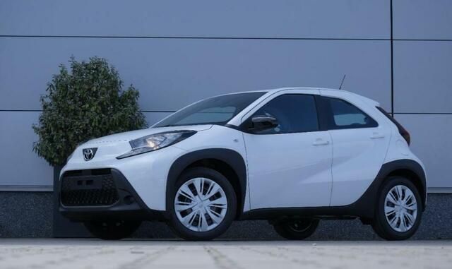 Wit Nieuw 2025 Toyota Aygo Play Hatchback | € 19.950 (Goede deal) - Afbeelding 1/4