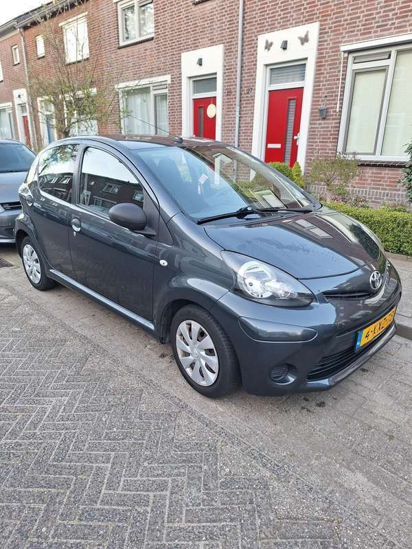 Grijs Gebruikt 2013 Toyota Aygo Hatchback | € 4.500 (Eerlijke prijs) - Afbeelding 1/4