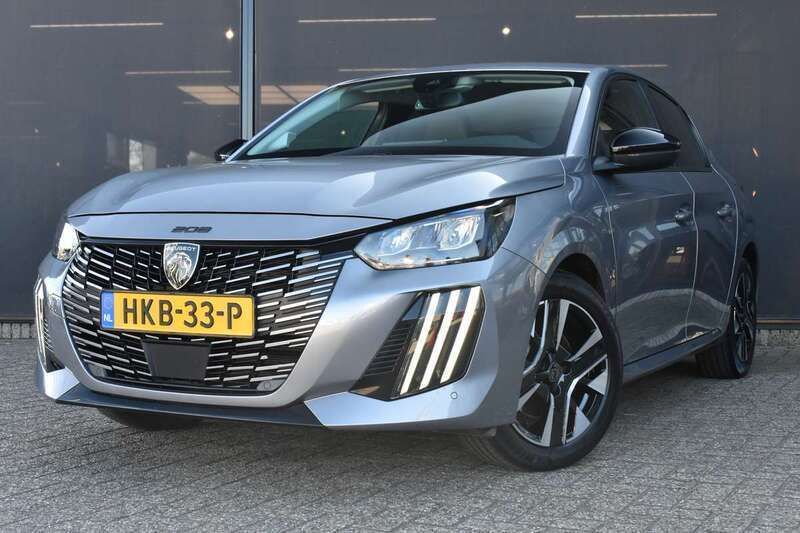 Grijs Gebruikt 2024 Peugeot 208 Allure Hatchback | € 23.900 (Eerlijke prijs) - Afbeelding 1/4