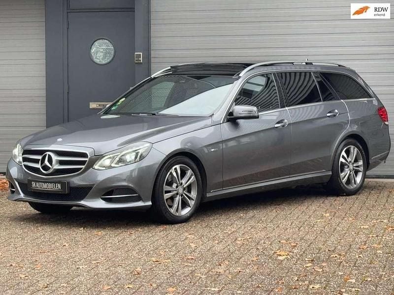 Grijs (metallic) Gebruikt 2016 Mercedes E220 Avantgarde Stationwagen | € 14.500 (Super prijs) - Afbeelding 1/4