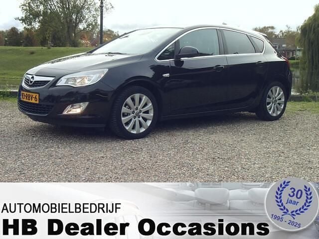 Zwart Gebruikt 2011 Opel Astra Cosmo Hatchback | € 3.450 (Eerlijke prijs) - Afbeelding 1/4