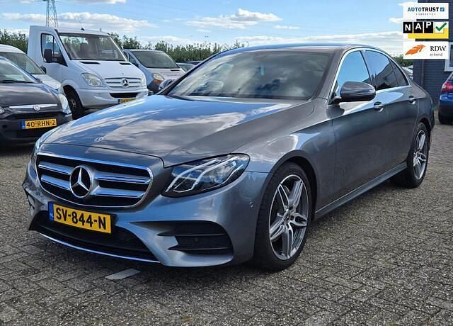 Grijs Gebruikt 2018 Mercedes E220 Business Sedan | € 22.850 (Goede deal) - Afbeelding 1/4