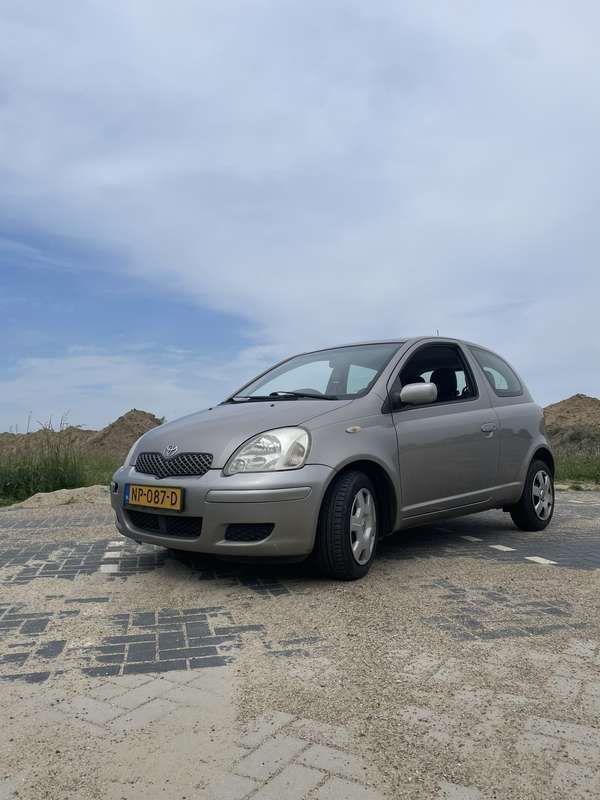 Grijs Gebruikt 2005 Toyota Yaris Terra Hatchback | € 750 (Super prijs) - Afbeelding 1/4