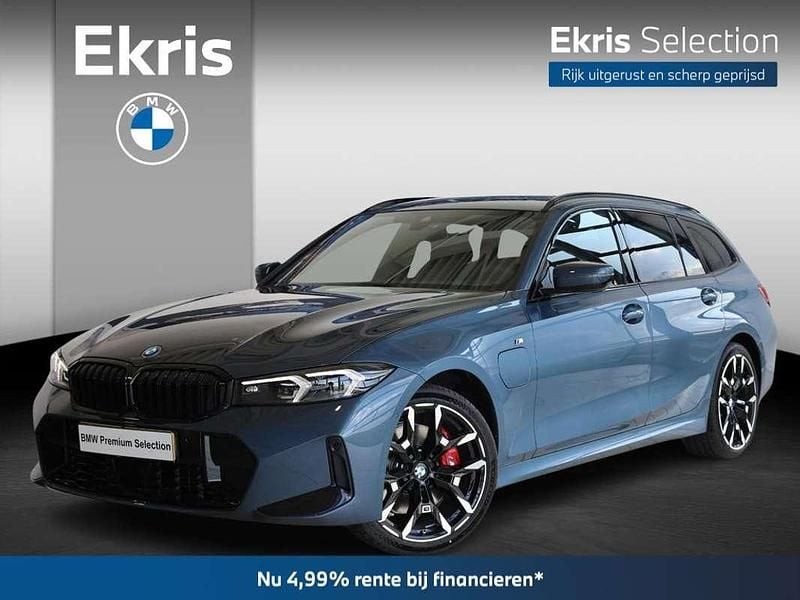 Blauw, metallic lak Gebruikt 2025 BMW 330e M Sport Stationwagen | € 57.900 (Eerlijke prijs) - Afbeelding 1/4