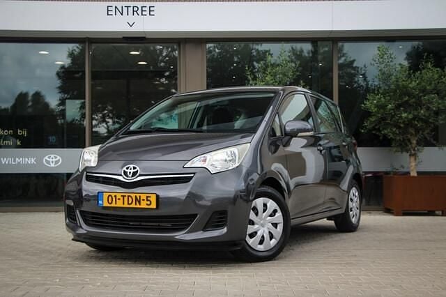 Grijs Gebruikt 2012 Toyota Verso-S Comfort MPV | € 8.250 (Eerlijke prijs) - Afbeelding 1/4