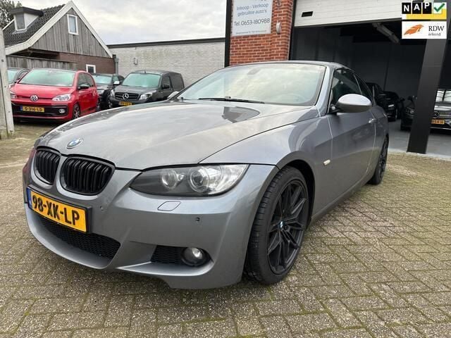 Grijs, metallic lak Gebruikt 2007 BMW 335 Cabriolet Executive Cabriolet | € 11.450 (Eerlijke prijs) - Afbeelding 1/4