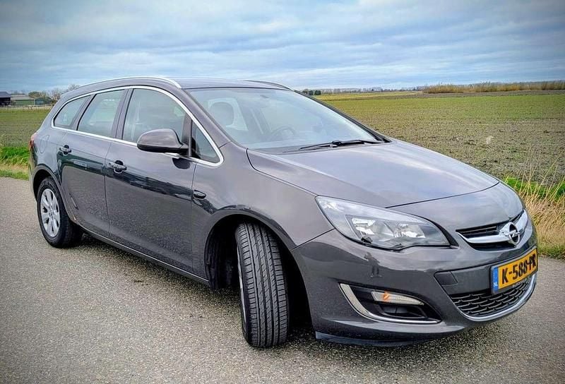 Grijs Gebruikt 2014 Opel Astra Stationwagen | € 5.850 (Goede deal) - Afbeelding 1/4