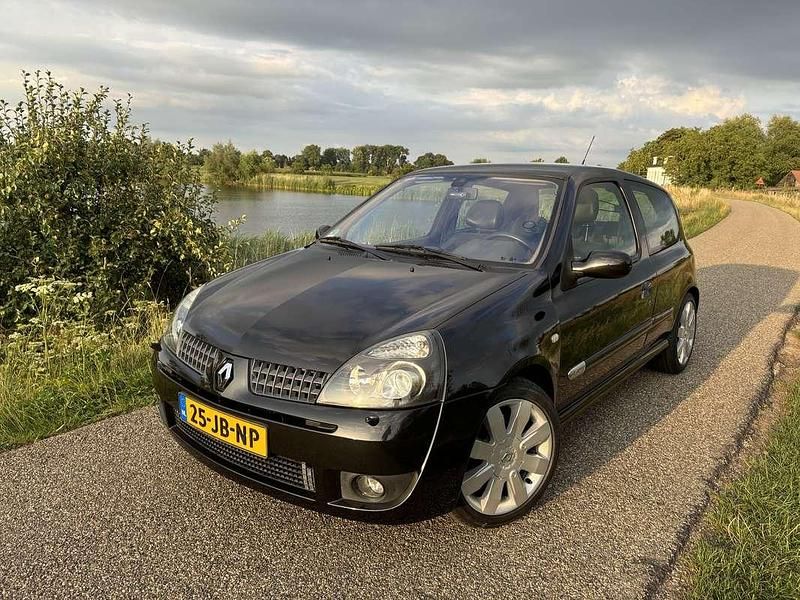 Zwart Gebruikt 2002 Renault Clio II R.S. Hatchback | € 6.995 (Eerlijke prijs) - Afbeelding 1/4