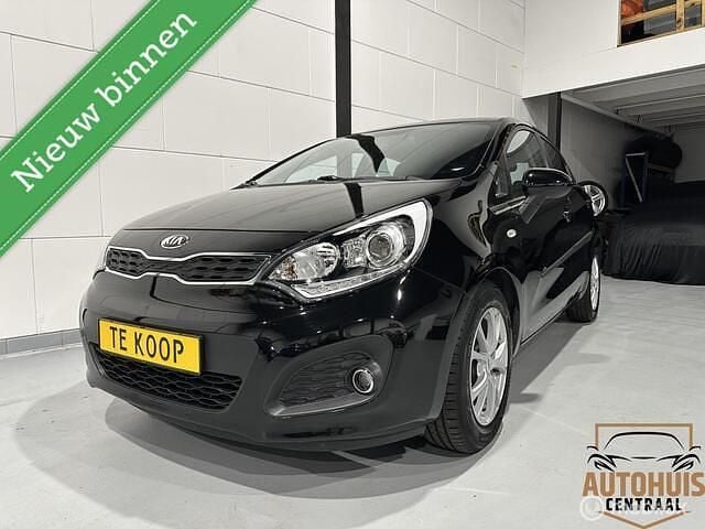 Zwart Gebruikt 2014 Kia Rio Hatchback | € 5.440 (Eerlijke prijs) - Afbeelding 1/4