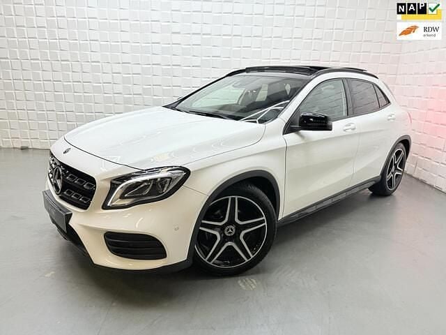 Wit, metallic lak Gebruikt 2018 Mercedes GLA180 AMG SUV | € 24.949 (Eerlijke prijs) - Afbeelding 1/4