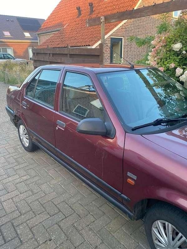 Rood Gebruikt 1994 Renault 19 Hatchback | € 3.950 - Afbeelding 1/4