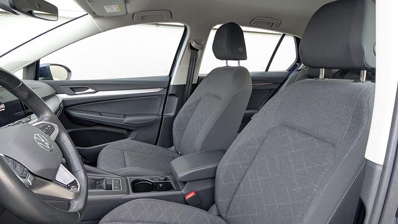 Occasion VW Golf VIII Life 110 PK (80 kW) 2023 Blauw Hatchback