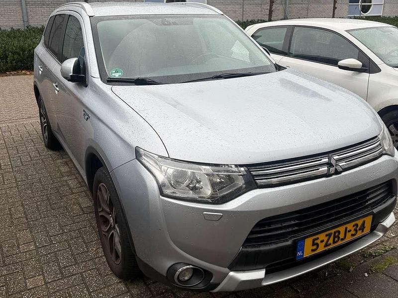 Gebruikt 2014 Mitsubishi Outlander P-HEV Hatchback | € 8.000 - Afbeelding 1/4