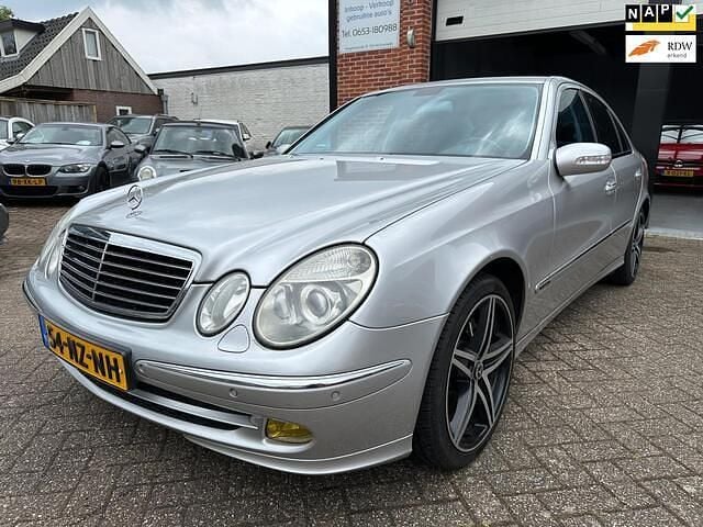 Grijs Gebruikt 2004 Mercedes E200 Avantgarde Sedan | € 4.950 (Eerlijke prijs) - Afbeelding 1/4