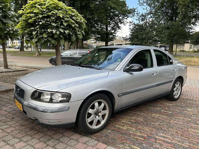 Grijs Gebruikt 2002 Volvo S60 Sedan | € 2.350 (Eerlijke prijs) - Afbeelding 1/4
