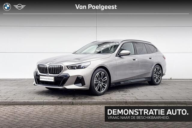 Grijs Gebruikt 2025 BMW 520 M Sport Stationwagen | € 64.900 - Afbeelding 1/4