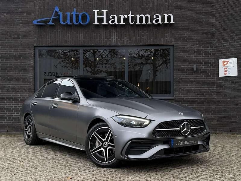 Grijs Occasion 2022 Mercedes C300e AMG Line Premium Sedan | € 41.900 (Iets duurder) - Afbeelding 1/4