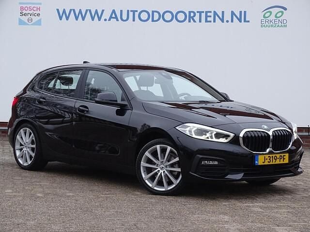Zwart Occasion 2020 BMW 118 Executive Hatchback | € 18.950 (Super prijs) - Afbeelding 1/4